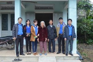 Đoàn thanh niên Kim khí Miền Trung thăm và tặng quà Mẹ Việt Nam anh Hùng